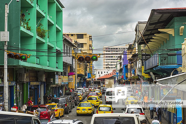 Eine belebte und überfüllte Straße in Casco Viejo  der Altstadt von Panama City; Panama City  Panama'.