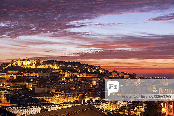 Portugal  Lissabon  Burg des Heiligen Georg über der Altstadt von Lissabon in der Abenddämmerung