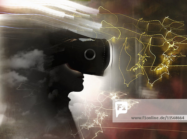 Mann trägt ein VR-Headset zwischen Lichtspuren