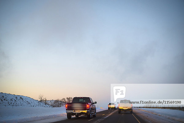 USA  New Mexico  Pick-ups auf der Interstate im Winter in der Abenddämmerung
