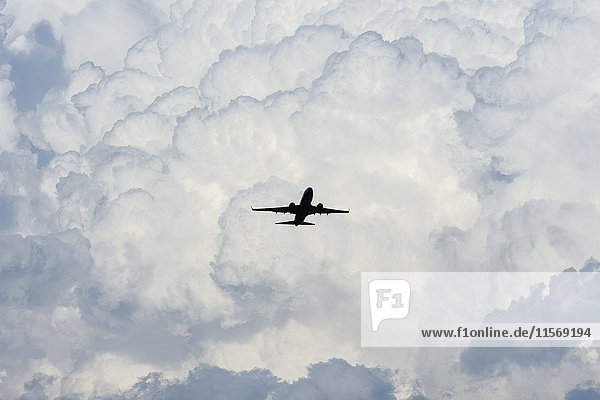 Flugzeug im Himmel mit Wolken im Hintergrund