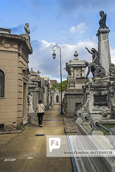 Argentinien  Buenos Aires  Frau geht über den Recoleta-Friedhof