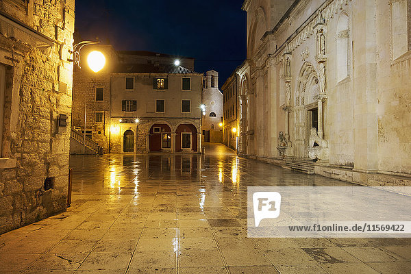 Kroatien  Dalmatien  Sibenik  Altstadt in der Abenddämmerung