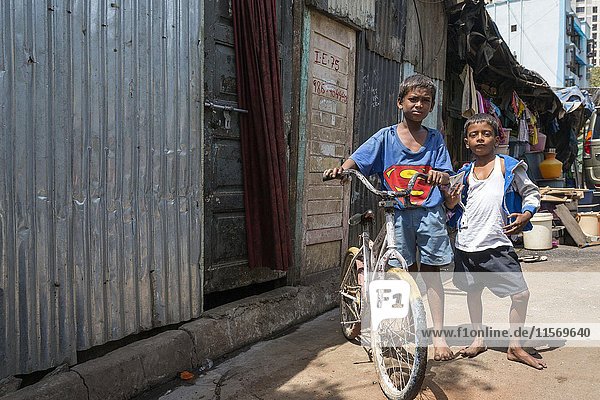 Zwei Kinder mit Fahrrad  der größte Slum in Asien  Dharavi  Mumbai  Maharashtra  Indien  Asien