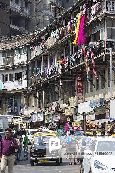 Street Scene alte Häuser waschen hängen Bezirk Bhuleshwar Mumbai Maharashtra Indien Asien
