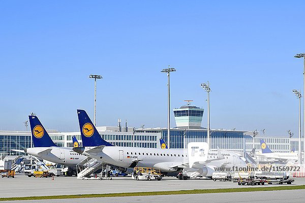 Lufthansa-Flugzeug auf dem Rollfeld  Flughafen  München  Oberbayern  Deutschland  Europa