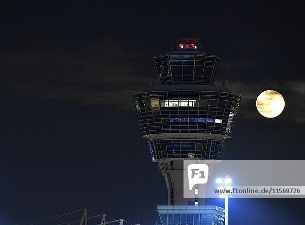 Tower mit Vollmond  Terminal 1  Flughafen München  Oberbayern  Bayern  Deutschland  Europa