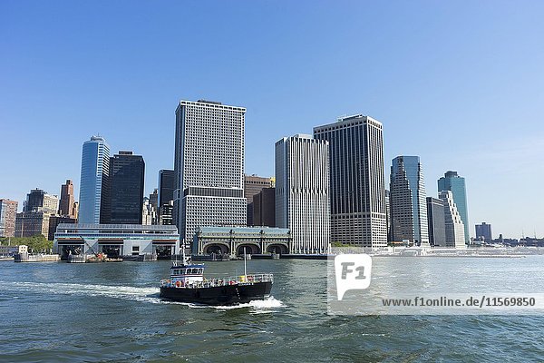 Bootsüberquerung vor der Skyline von Manhattan  New York City  USA  Nordamerika