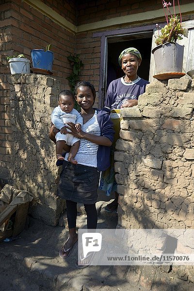 Baby mit Mutter und Großmutter  vor dem Haus  Provinz Fianarantsoa  ??Madagaskar  Afrika