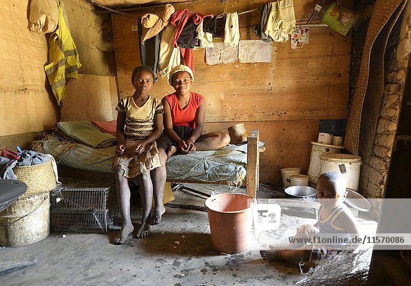 Mädchen Jugendliche und Kleinkinder in einer einfachen Hütte Ambatomityy Dorf Moramanga Alaotra-Mangoro Region Madagaskar Afrika