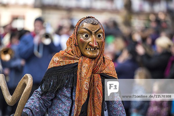 Hexe auf dem Fasnachtsumzug Großer Fasendumzug Gengenbach Ortenaukreis alemannische Fasnacht Baden-Württemberg Deutschland Europa