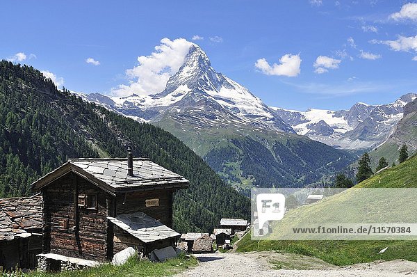 Bergdorf Findeln vor schneebedeckt Matterhorn Zermatt Kanton Wallis Schweiz Europa