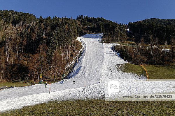 Schneemangel auf Skipisten  Kunstschnee  schneeloser Winter  Bergbahn Zillertal Arena  Karspitzlift  Zell am Ziller  Zillertal  Tirol  Österreich  Europa