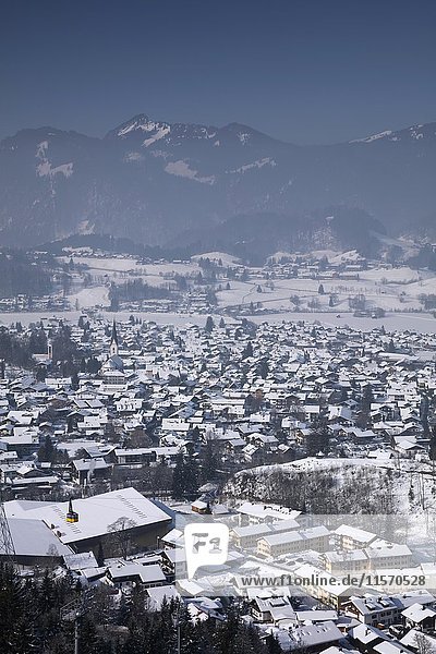 Stadtbild im Winter  Oberstdorf  Allgäuer Alpen  Allgäu  Bayern  Deutschland  Europa
