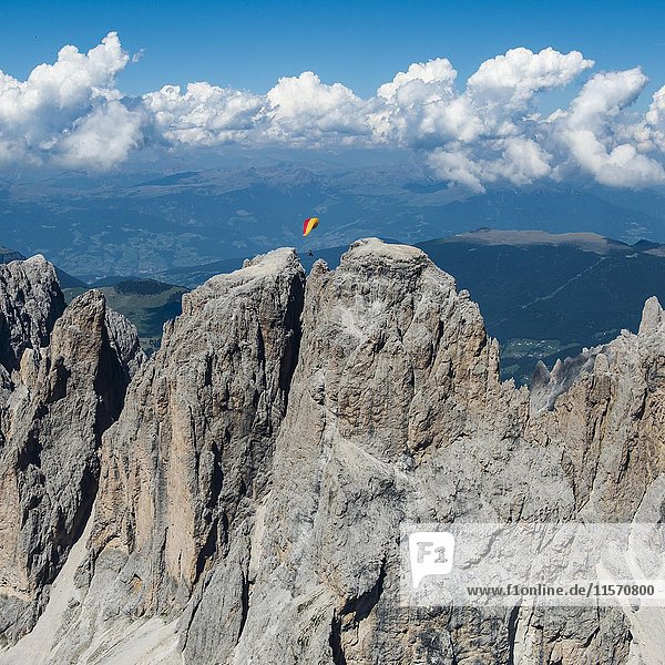 Gleitschirmflieger  Gleitschirmfliegen über den Gipfeln der Langkofelgruppe  Dolomiten  Provinz Trentino  Italien  Europa