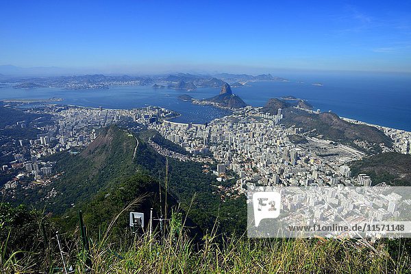 Blick auf die Stadt und Sugar Loaf Mountain  Corcovado  Rio de Janeiro  Brasilien  Südamerika