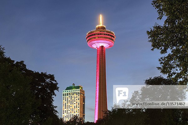 Beleuchteter Skylon-Turm in der Dämmerung  Niagarafälle  Provinz Ontario  Kanada  Nordamerika