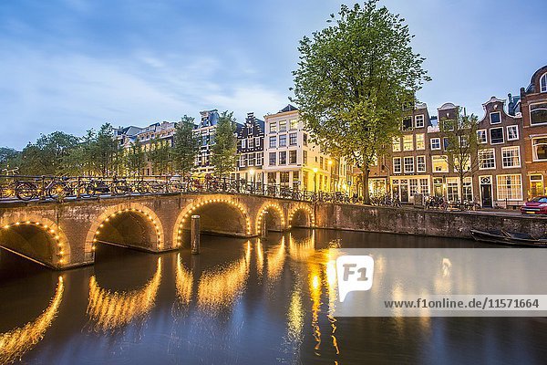 Historische Häuser am Kanal in der Dämmerung  Amsterdam  Niederlande