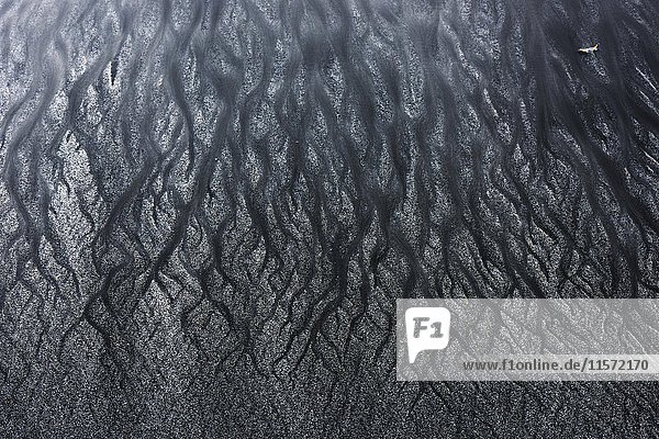 Weißer und schwarzer Sand,  fließendes Wasser bei Ebbe,  Strukturen im Sand,  Talisker Bay,  Isle of Skye,  Schottland,  Vereinigtes Königreich,  Europa