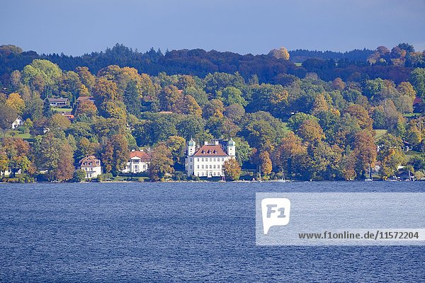 Starnberger See mit Schloss Ammerland oder Schloss Pocci bei Münsing  Blick auf Tutzing  Fünfseenland  Oberbayern  Bayern  Deutschland  Europa