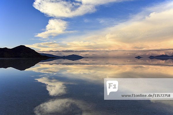 Abendstimmung  Berge mit Spiegelung im See  wassergefluteter Salzsee  Salar de Uyuni  Altiplano  Bolivien  Südamerika