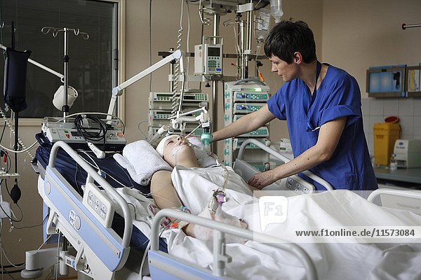 Kind im Krankenhausbett wird von einer Intensivpflegerin betreut  Intensivstation  Kinderkrankenhaus Altona  Hamburg  Deutschland  Europa
