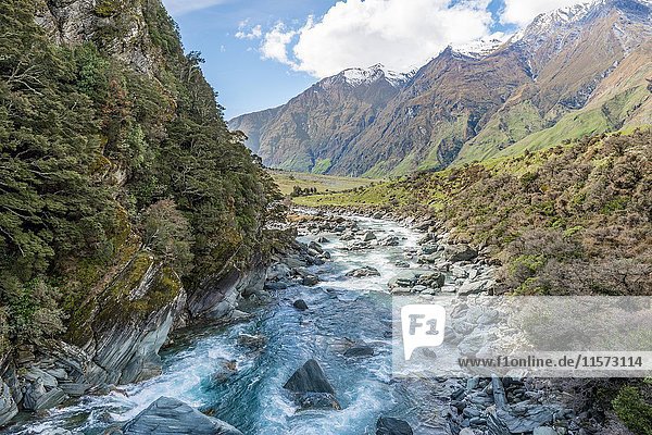 Matukituki River Fluss fließt durch Tal Mount Aspiring National Park Otago Südinsel Neuseeland Ozeanien