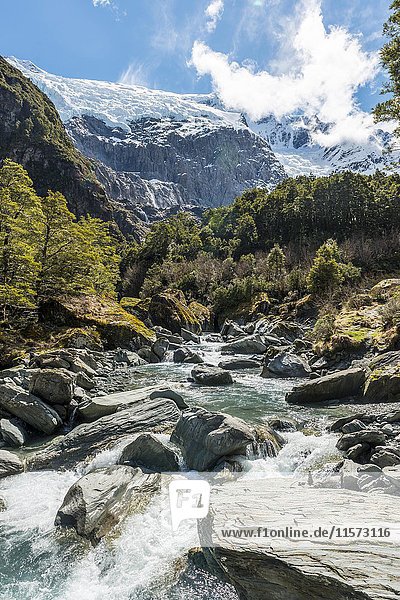 Gletscherfluss fließt durch Berglandschaft Rob Roy Gletscher Mount Aspiring National Park Otago Südinsel Neuseeland Ozeanien