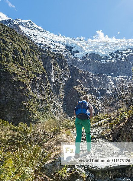 Wanderer auf dem Weg  Rob Roy Glacier  Mount Aspiring National Park  Otago  Southland  Neuseeland  Ozeanien