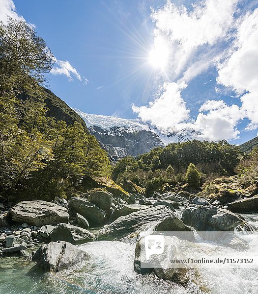 Gletscherfluss fließt durch Berglandschaft Rob Roy Gletscher Mount Aspiring National Park Otago Südinsel Neuseeland Ozeanien