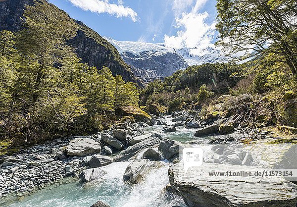 Gletscherfluss fließt durch Berglandschaft Rob Roy Gletscher Mount Aspiring National Park Otago Südinsel Neuseeland Ozeanien