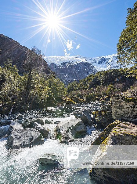 Gletscherfluss fließt durch Berglandschaft Rob Roy Gletscher Mount Aspiring National Park Otago Südinsel Neuseeland Ozeanien