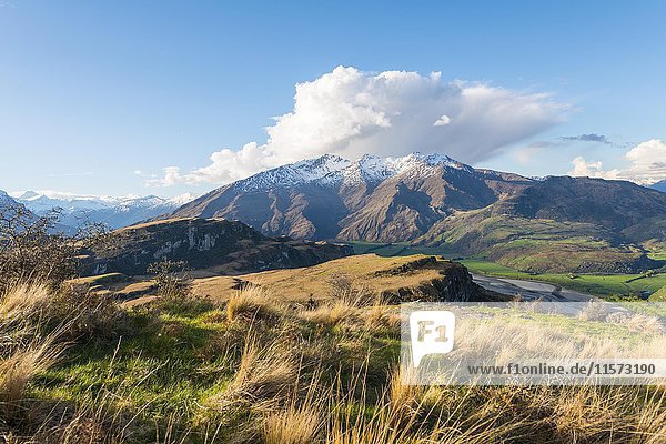 Blick auf Berge mit Schnee  Wanaka Lake  Rocky Peak  Glendhu Bay  Otago  Southland  Neuseeland  Ozeanien
