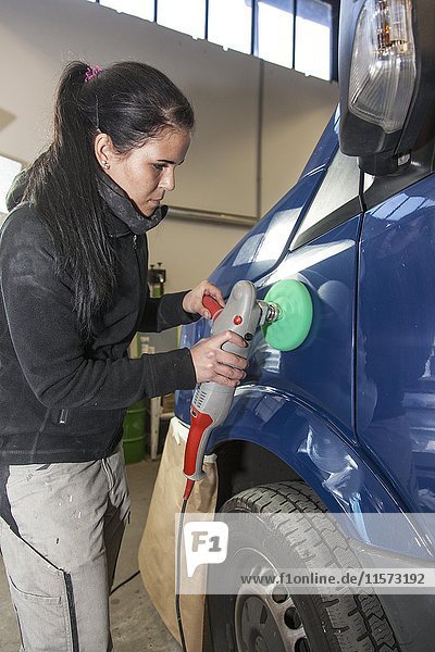 Werkstatt  Karosseriebauer beim Polieren eines Fahrzeugs  Düsseldorf  Nordrhein-Westfalen  Deutschland  Europa
