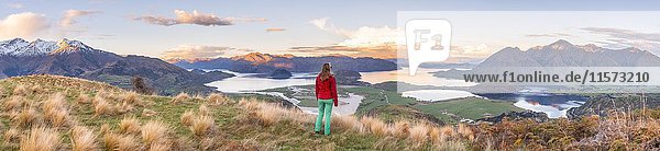 Wanderer mit Blick auf den Lake Wanaka und die Berge  Rocky Peak  Glendhu Bay  Otago  Southland  Neuseeland  Ozeanien