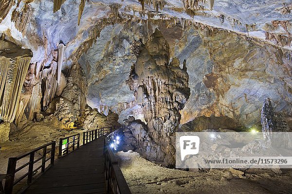 Boardwalk through illuminated dripstone cave  stalactites and stalagmites  Thiên ?ng Cave  National Park Phong Nha-Ke Bang  Phong Nha  Quang Binh  Vietnam  Asia