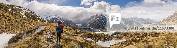 Wanderer mit Blick ins Hooker Valley  Bergsee Sealy Tarns  Mount Cook National Park  Region Canterbury  Southland  Neuseeland  Ozeanien