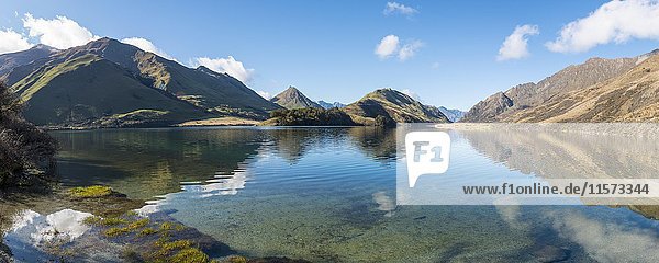 Berge spiegeln sich im See Moke Lake bei Queenstown Otago Südinsel Neuseeland Ozeanien