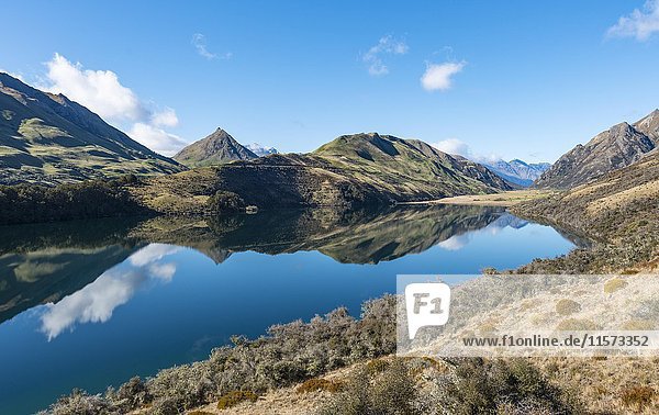 Berge  die sich im See spiegeln  Moke Lake bei Queenstown  Region Otago  Südland  Neuseeland  Ozeanien