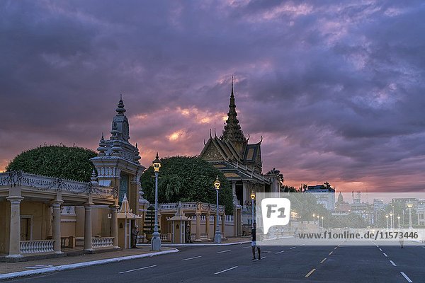 Königspalast in der Dämmerung  Provinz Phnom Penh  Kambodscha  Asien