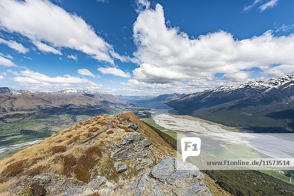 Ausblick auf Lake Wakatipu von Mount Alfred Glenorchy bei Queenstown Südliche Alpen Otago Südinsel Neuseeland Ozeanien