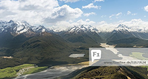 Ausblick auf Dart River und Berglandschaft Mount Alfred Glenorchy bei Queenstown Südliche Alpen Otago Südinsel Neuseeland Ozeanien