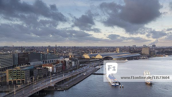 Blick auf Amsterdam mit dem Fluss IJ  Amsterdam Centraal Station  Amsterdam  Niederlande  Europa
