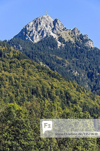 Berg Wendelstein mit Sender des Bayerischen Rundfunks auf dem Gipfel und Bergstation der Wendelstein-Zahnradbahn  Mangfallgebirge  Alpenvorland  Oberbayern  Bayern  Deutschland  Europa