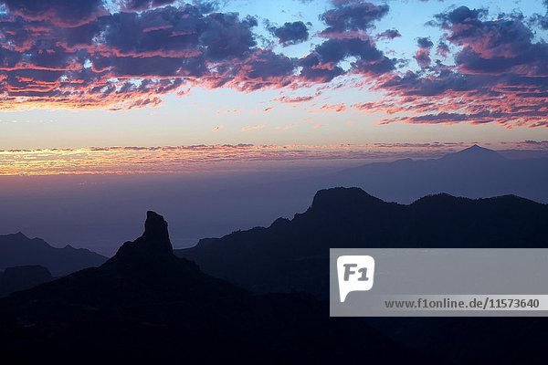 Wolkenformation  Abendstimmung Blick vom Mirador Degollada de Becerra  im Hintergrund der Vulkan Teide auf Teneriffa  Gran Canaria  Kanarische Inseln  Spanien  Europa