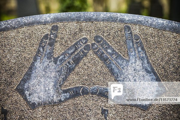 Handzeichen  Symbolische Darstellung von segnenden Händen auf einem Grabstein  Jüdischer Friedhof Schönhauser Allee  Berlin  Deutschland  Europa