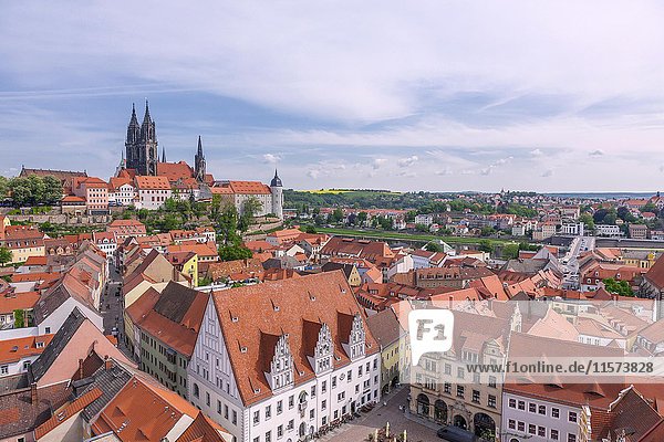 Blick vom Turm der Frauenkirche auf dem Markt mit Rathaus  Schlossberg mit Albrechtsburg und Kathedrale  Meißen  Sachsen  Deutschland  Europa