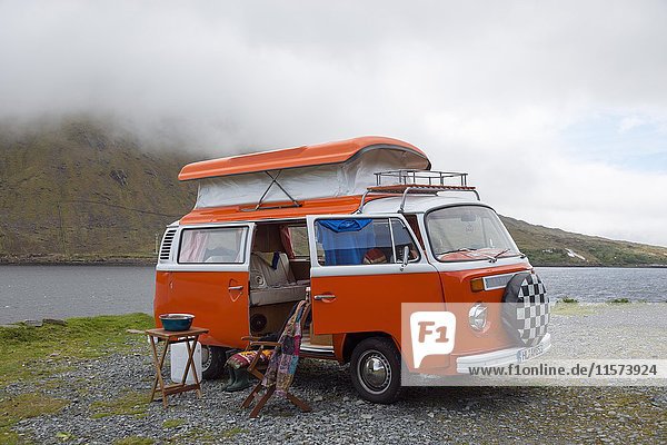 VW Bus beim Camping am Wasser  Irland  Großbritannien  Europa