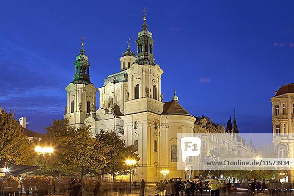 St.-Nikolaus-Kirche  Abenddämmerung  Kleinseitner Platz  Prag  Tschechische Republik  Europa