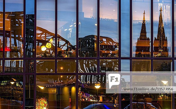 Spiegelung in der Glasfassade des Hyatt Regency Hotels  Hohenzollernbrücke  Kölner Dom  Köln  Nordrhein-Westfalen  Deutschland  Europa